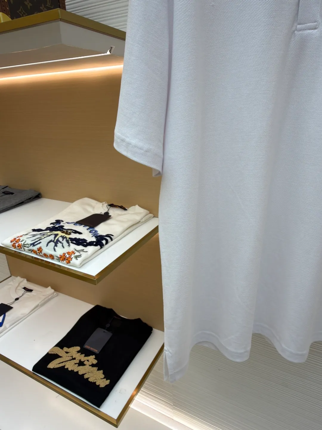 LOUIS VUITTON pin embroidered polo shirt ●Original version: Purchased and developed for 6500 ●Item number: 1681204-A35 ●Fabric: pique cotton fabric ●Technology: embroidery production ●Color: white ●Version: fitted version ●Weight: about 305 grams ●Size: XS-S-M-L ●Description: The fabric is made of customized 6-corner piqué cotton, with unique shape and texture, which is breathable and comfortable, not easy to deform and has greatly increased durability; the flat-knit thread dyeing for the neckline ensures that the color of the neckline perfectly matches the overall tone of the clothes. The flat-knit thread production process makes the neckline highly elastic and fits the neck without feeling constrained when worn; a keyhole is specially made under the embroidery, and custom-made pin accessories are strung together as decorative highlights to add a sense of fashion and uniqueness to the clothes. The overall wiring is straight and delicate, the fabric is comfortable and soft, and the color is consistent without color difference. It can be matched with the same style to create a fashionable look and control various occasions. Customized accessories, complete with three standards, same style for men and women!